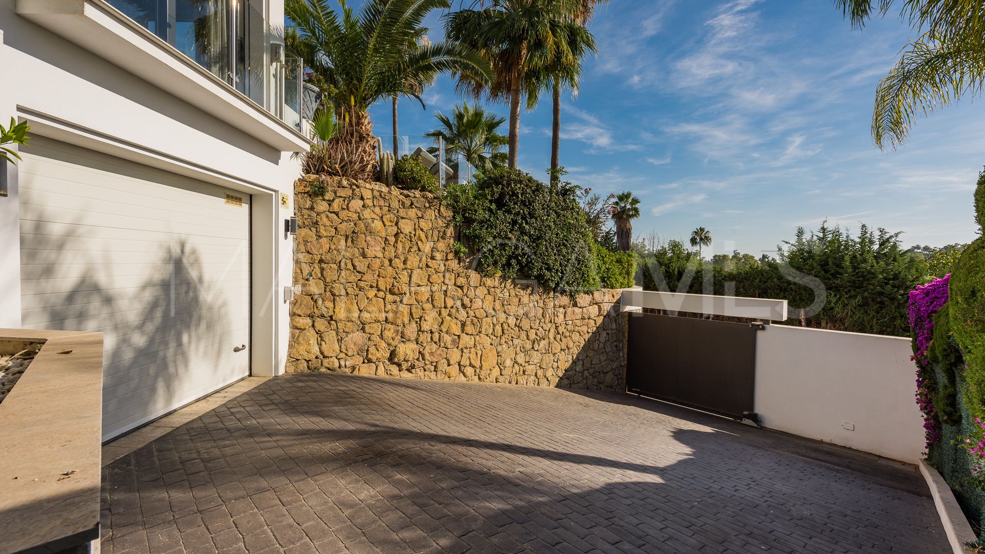 Villa with 5 bedrooms for sale in Nueva Andalucia