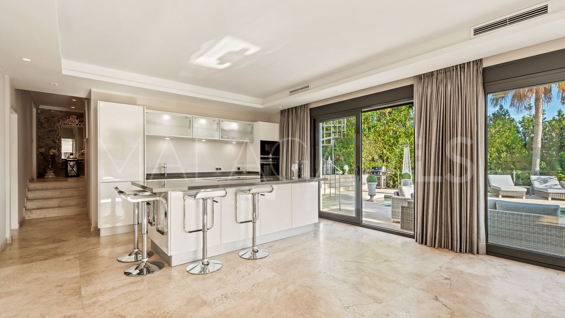 Villa with 5 bedrooms for sale in Nueva Andalucia