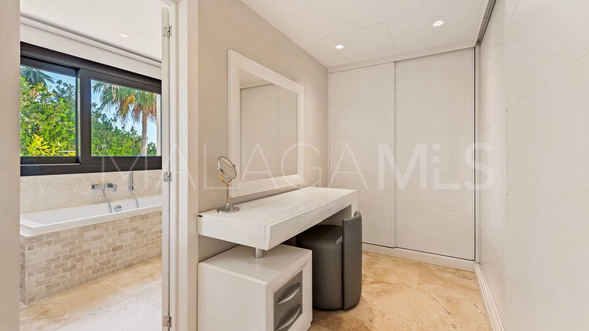 Villa with 5 bedrooms for sale in Nueva Andalucia