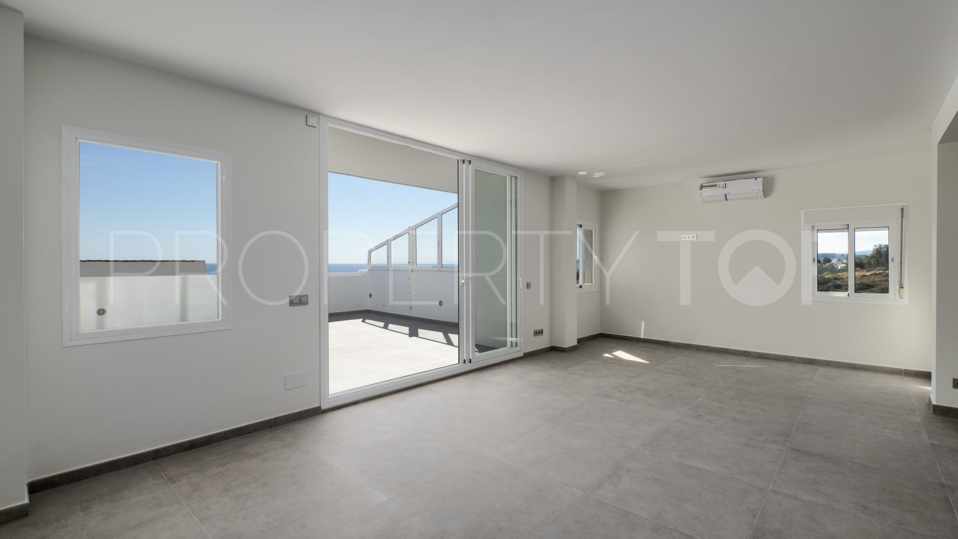 3 bedrooms duplex penthouse for sale in Estepona