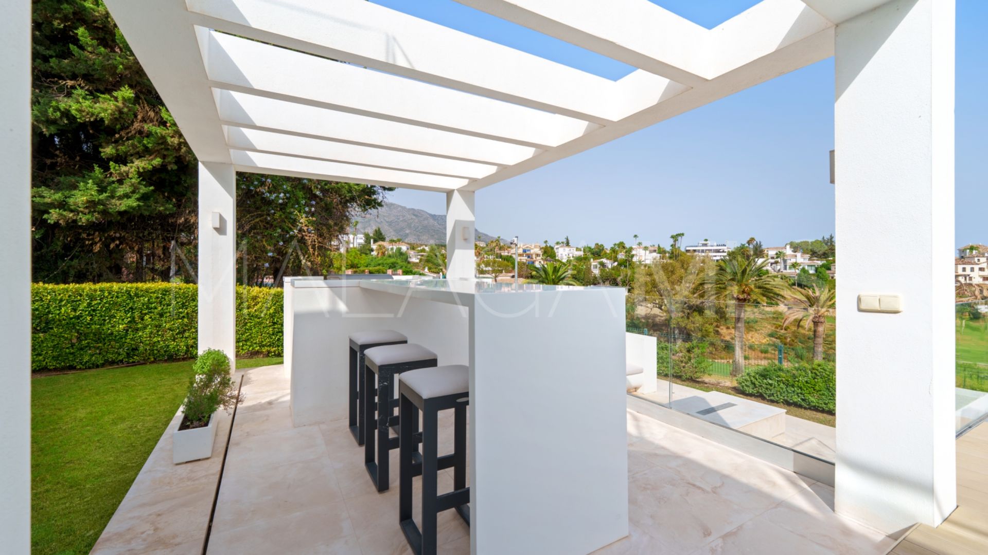 Villa for sale in Nueva Andalucia