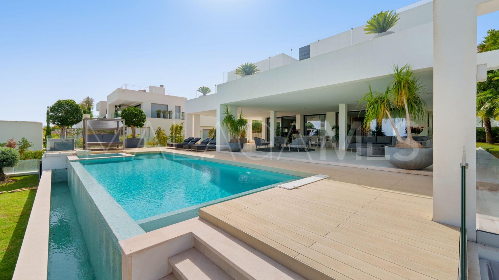 Villa for sale in Nueva Andalucia