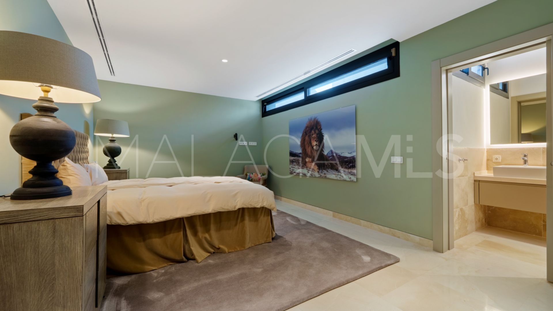 Villa for sale in Nueva Andalucia