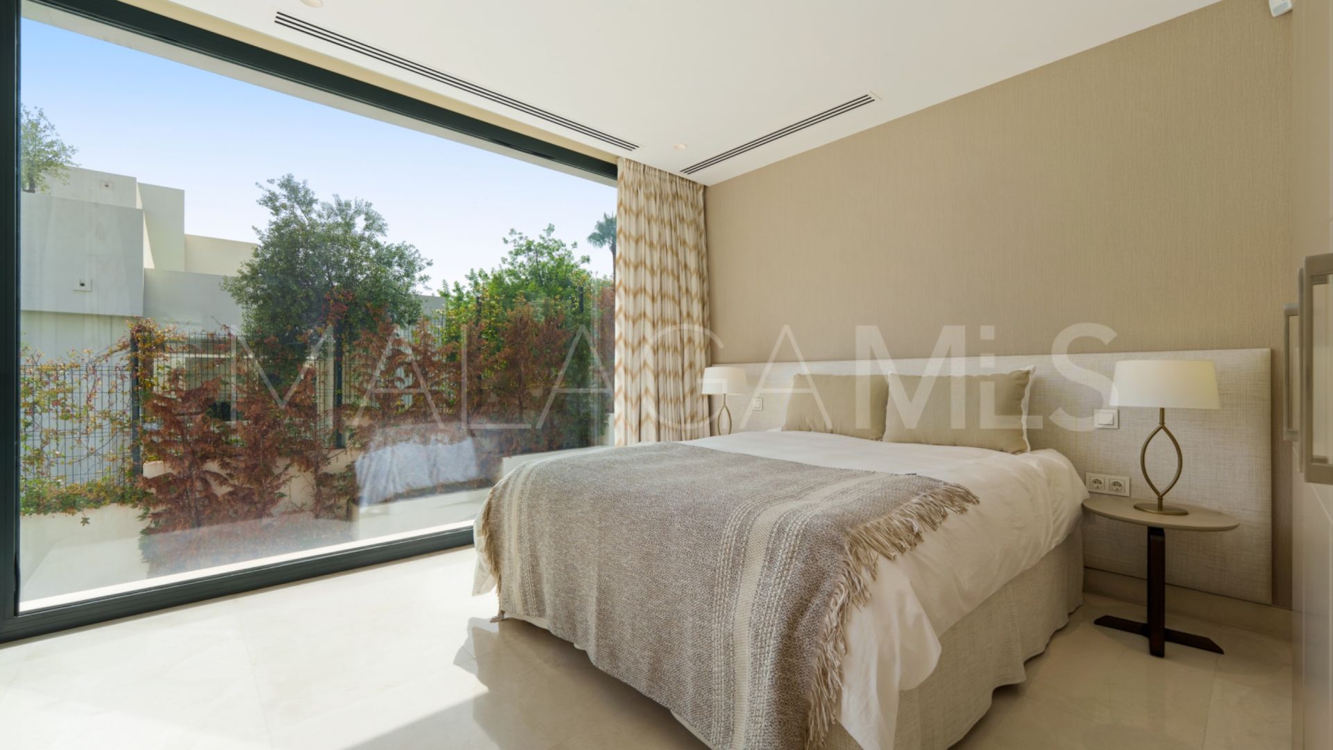 Villa for sale in Nueva Andalucia