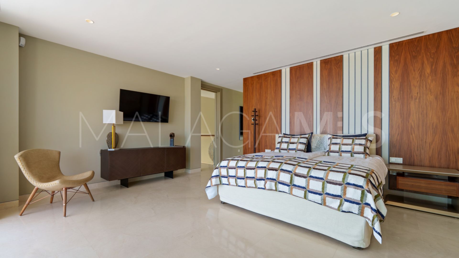 Villa for sale in Nueva Andalucia