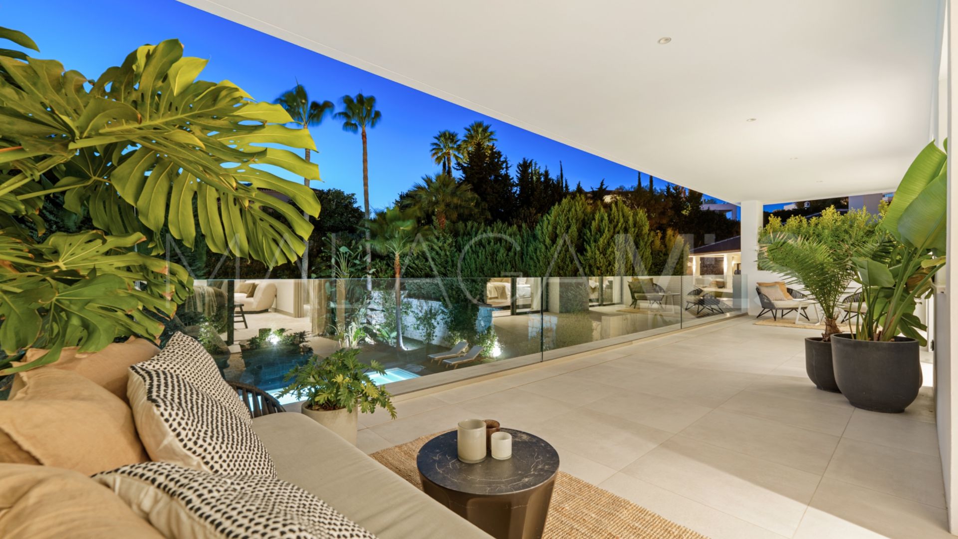 Villa for sale in Nueva Andalucia