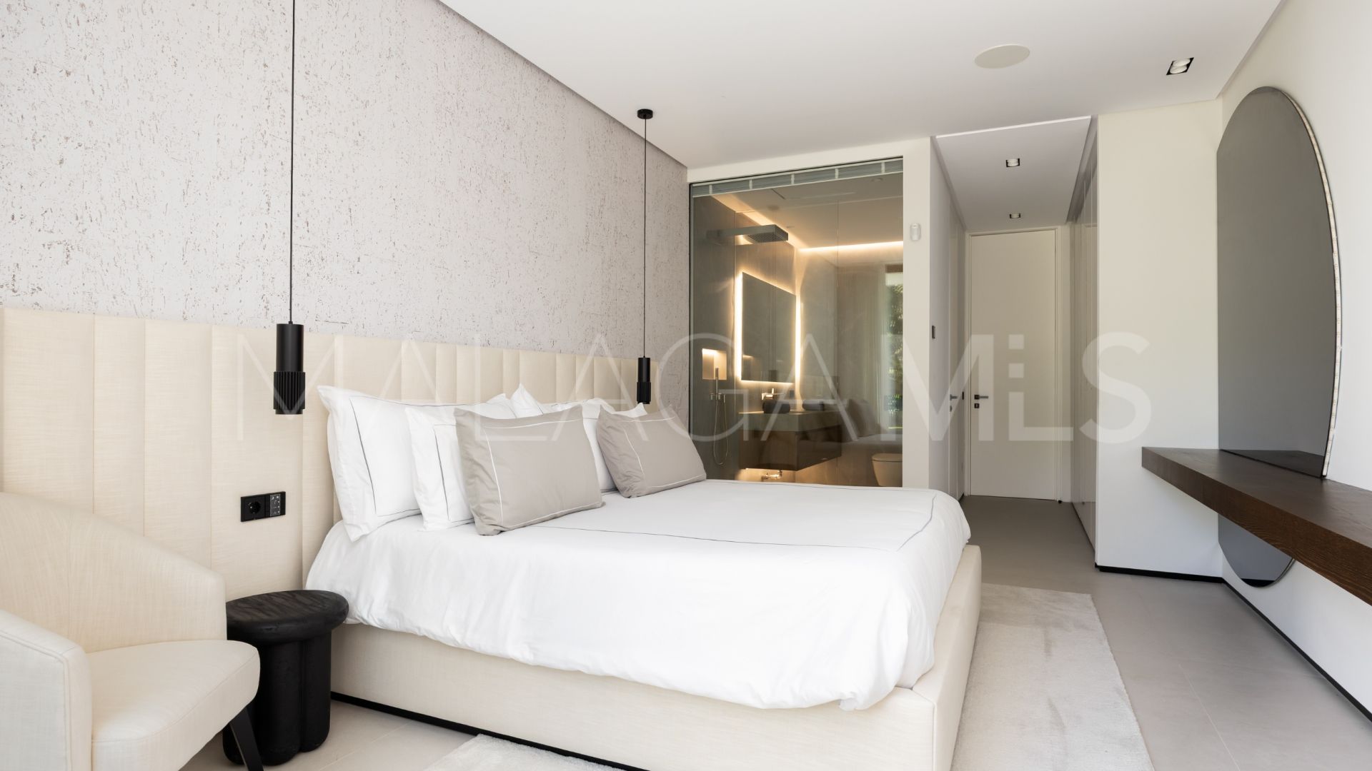 For sale El Madroñal villa with 7 bedrooms