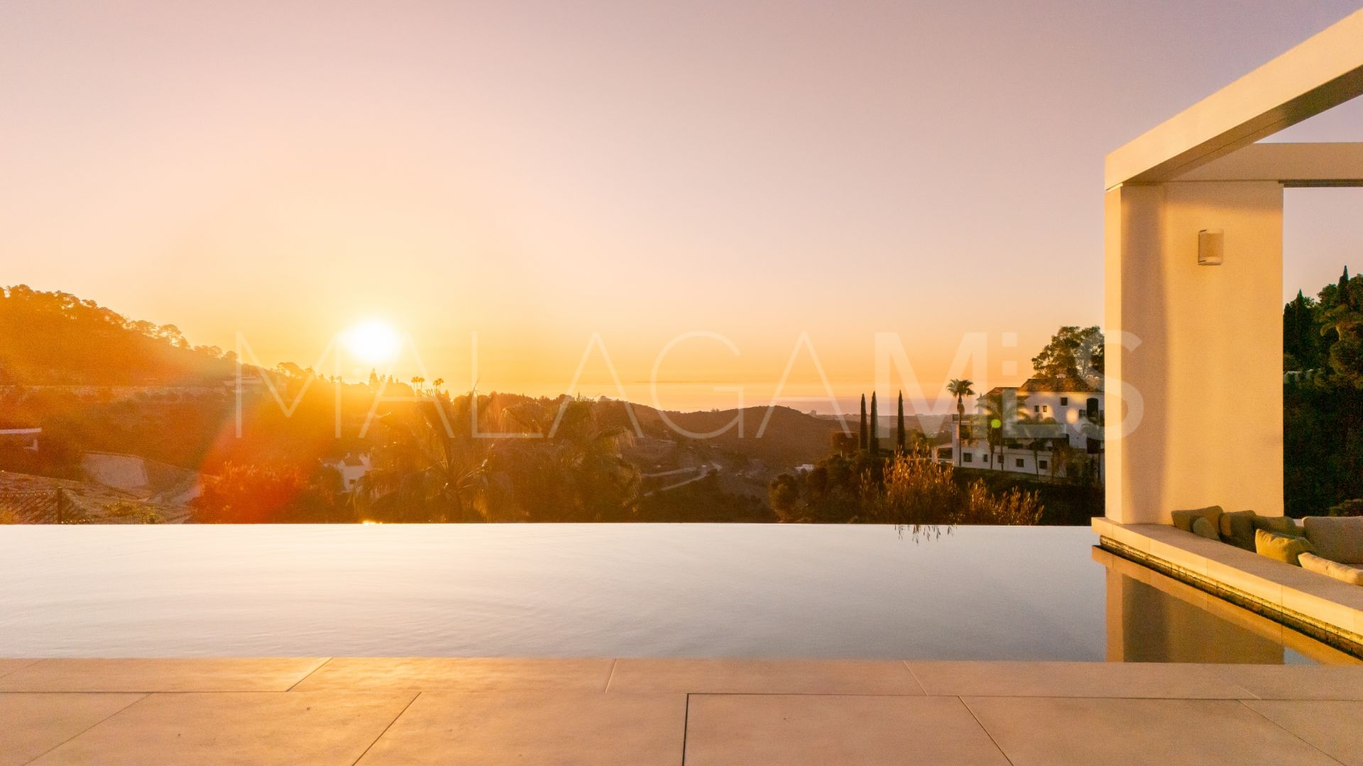 For sale El Madroñal villa with 7 bedrooms