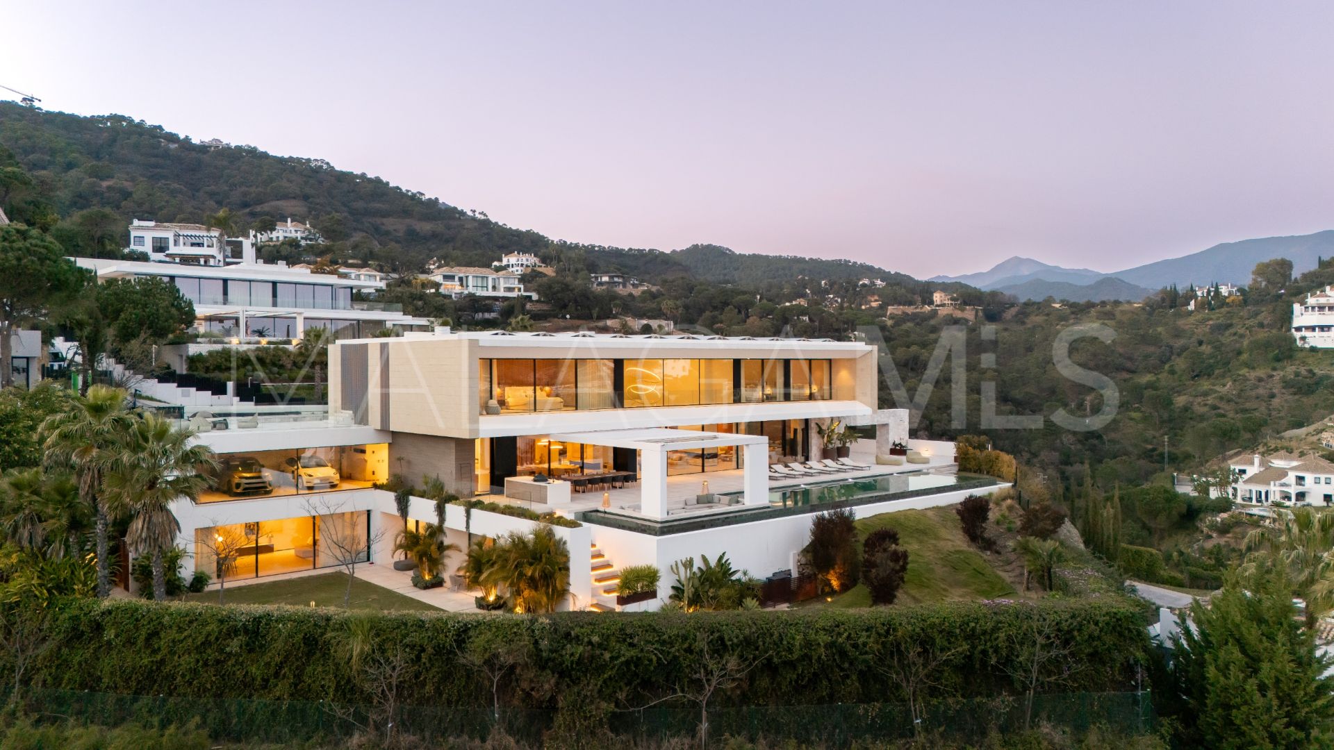 For sale El Madroñal villa with 7 bedrooms