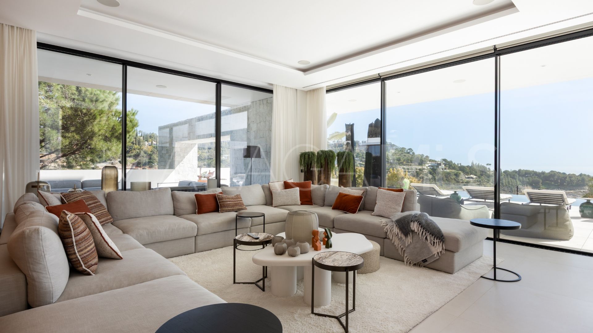 For sale El Madroñal villa with 7 bedrooms