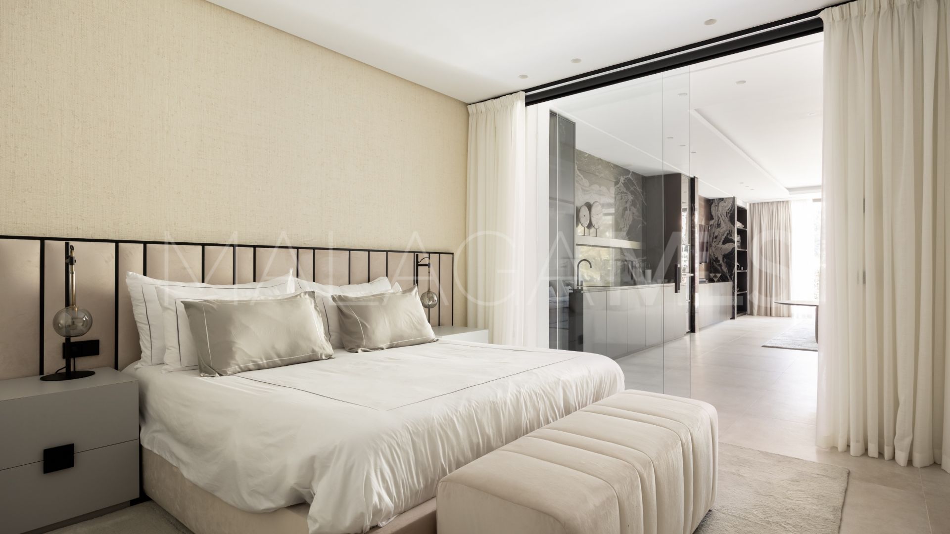 For sale El Madroñal villa with 7 bedrooms