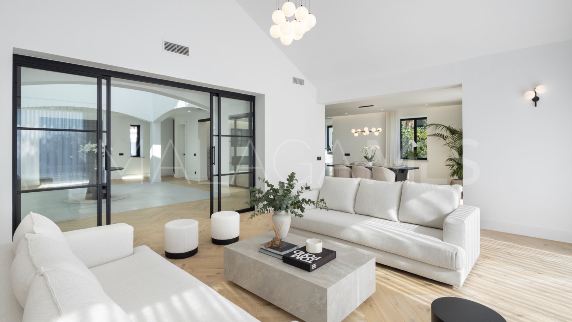 Buy villa with 5 bedrooms in Monte Halcones