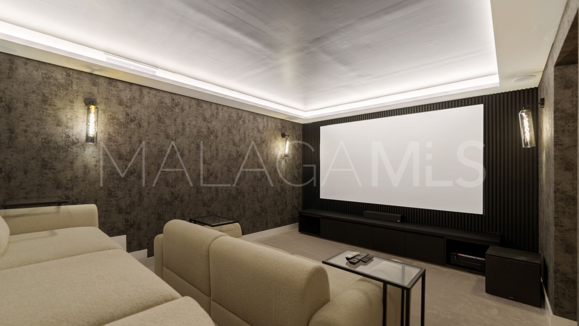 Villa for sale in Nueva Andalucia