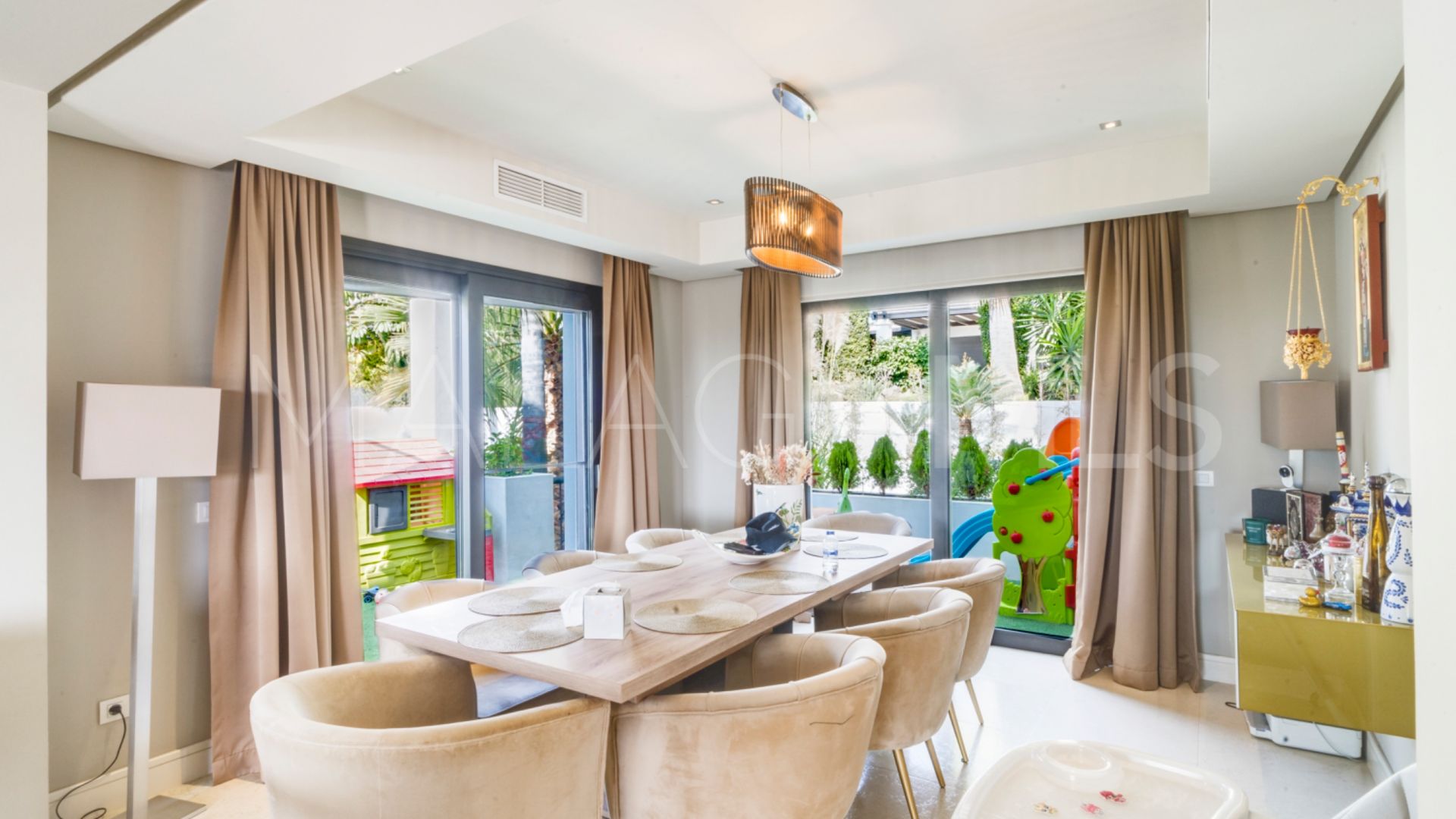 Villa for sale with 5 bedrooms in Lomas de Magna Marbella