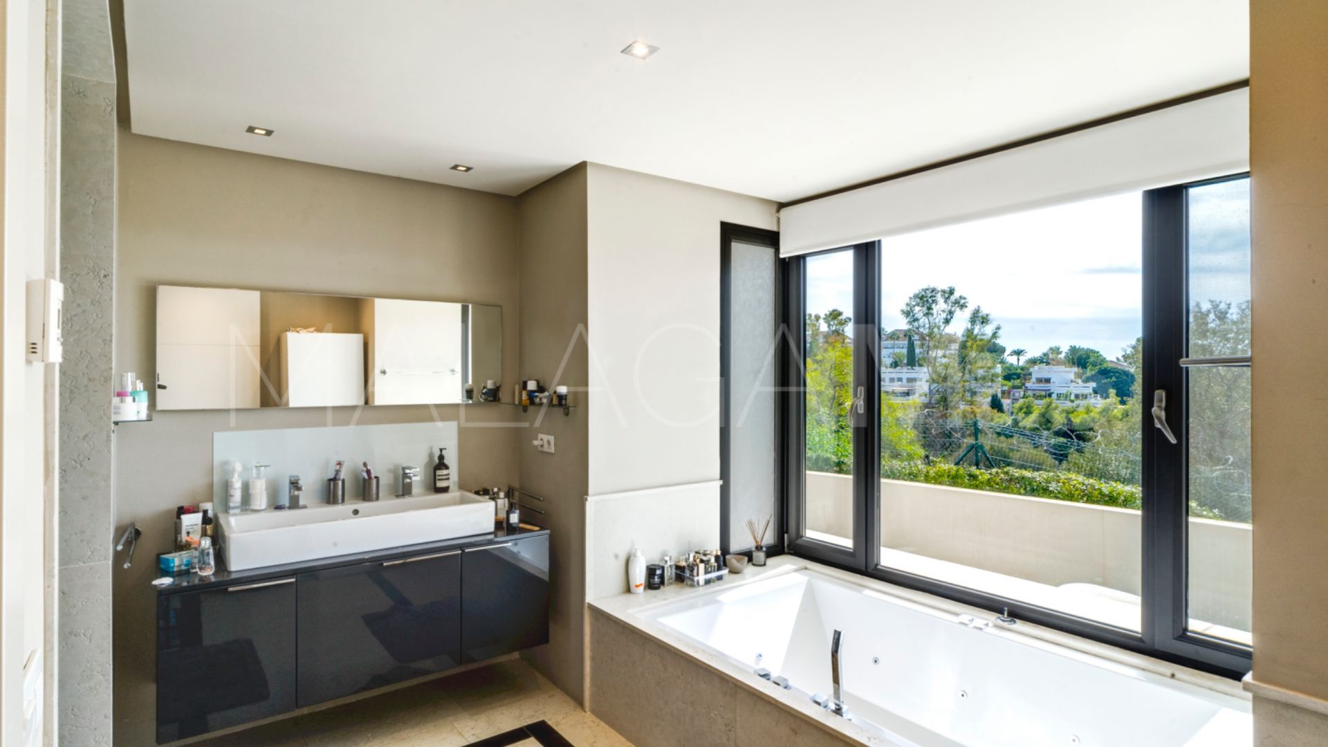 Villa for sale with 5 bedrooms in Lomas de Magna Marbella