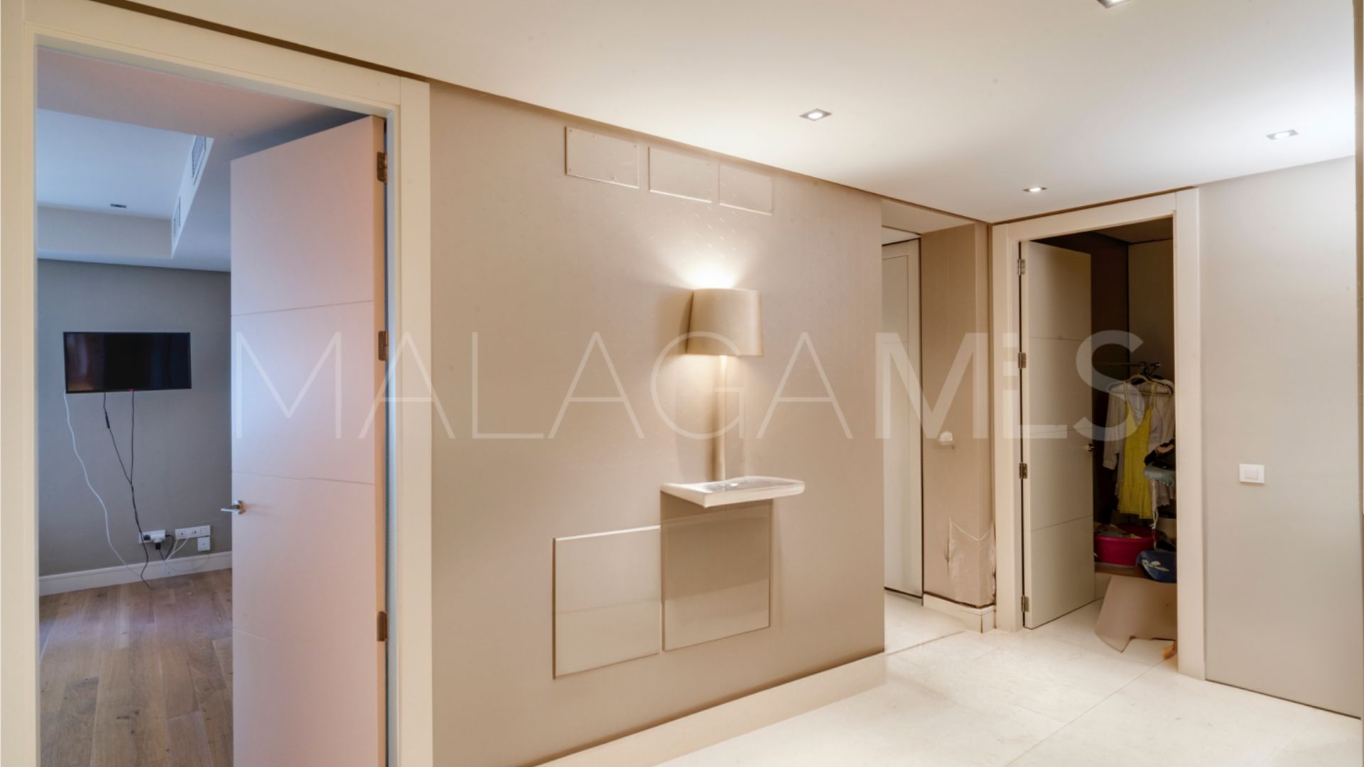 Villa for sale with 5 bedrooms in Lomas de Magna Marbella