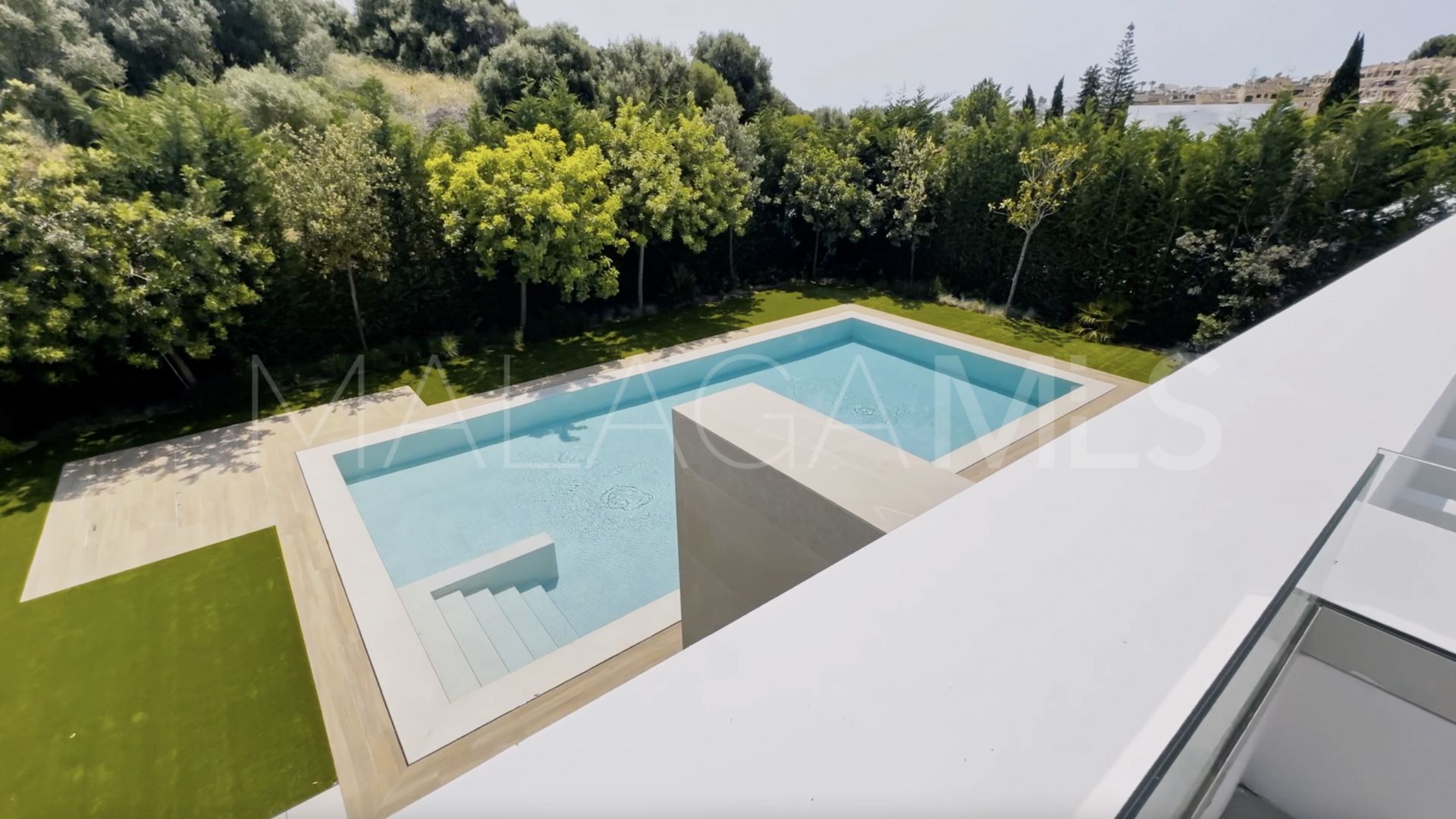 El Paraiso 5 bedrooms villa for sale