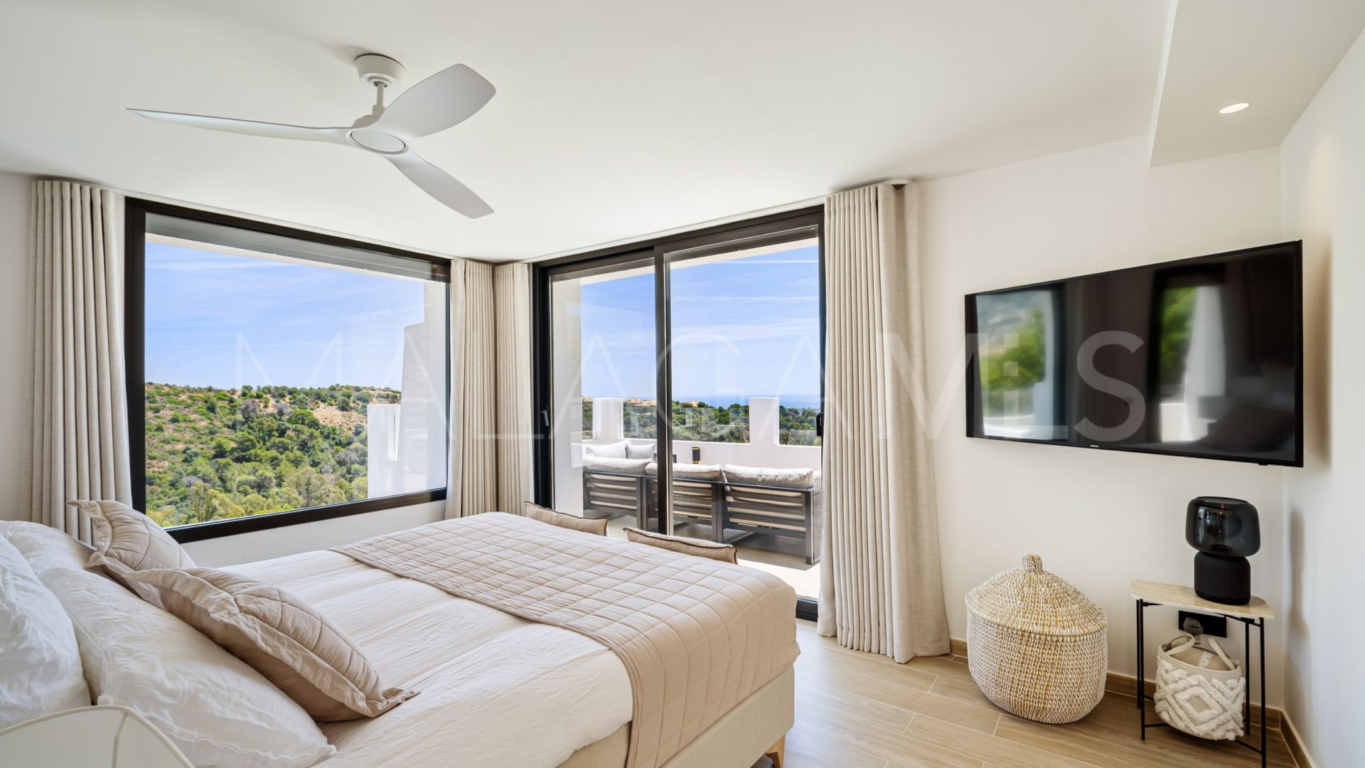 Buy villa in Las Lomas de Nueva Andalucia