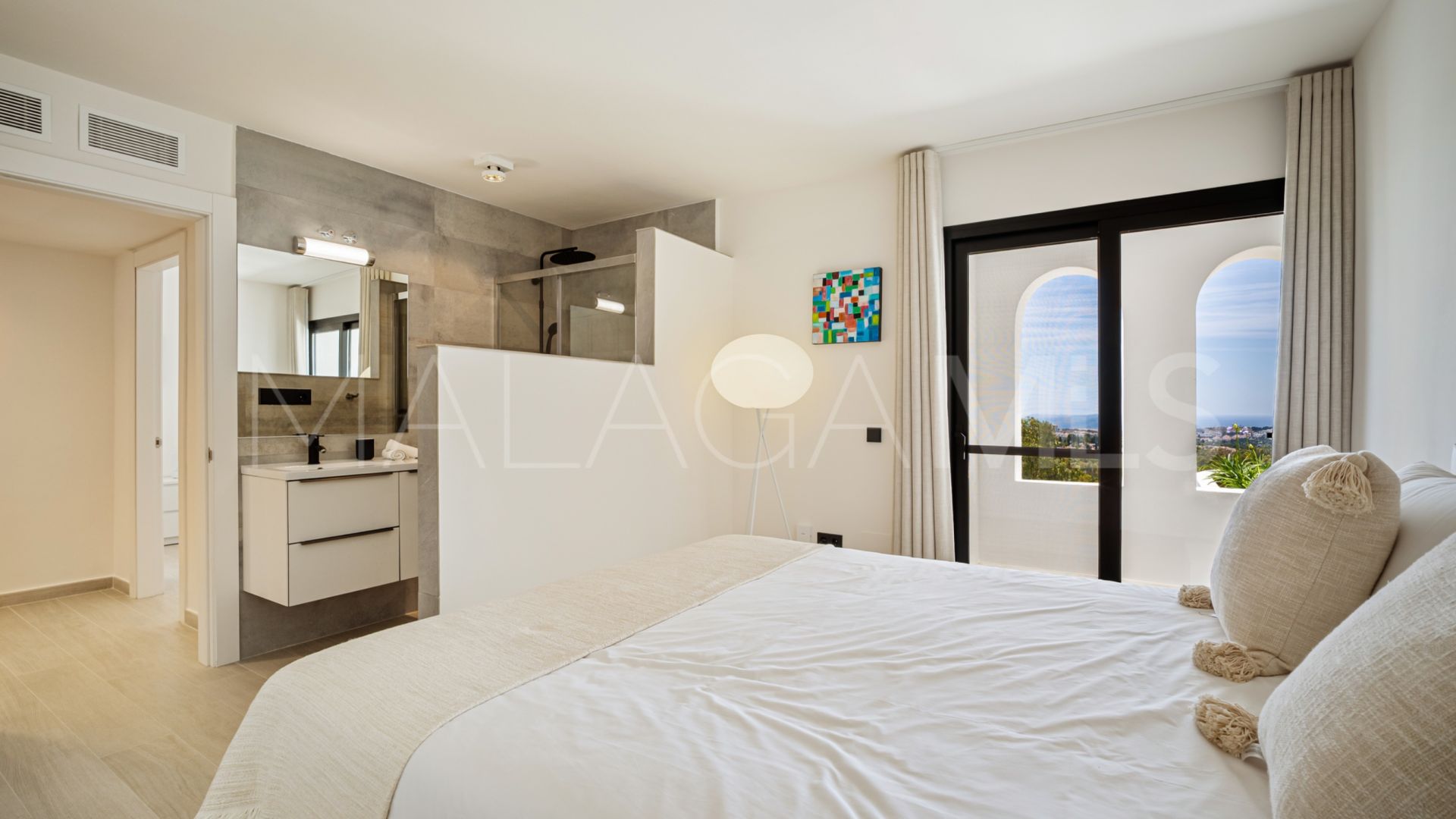 Buy villa in Las Lomas de Nueva Andalucia