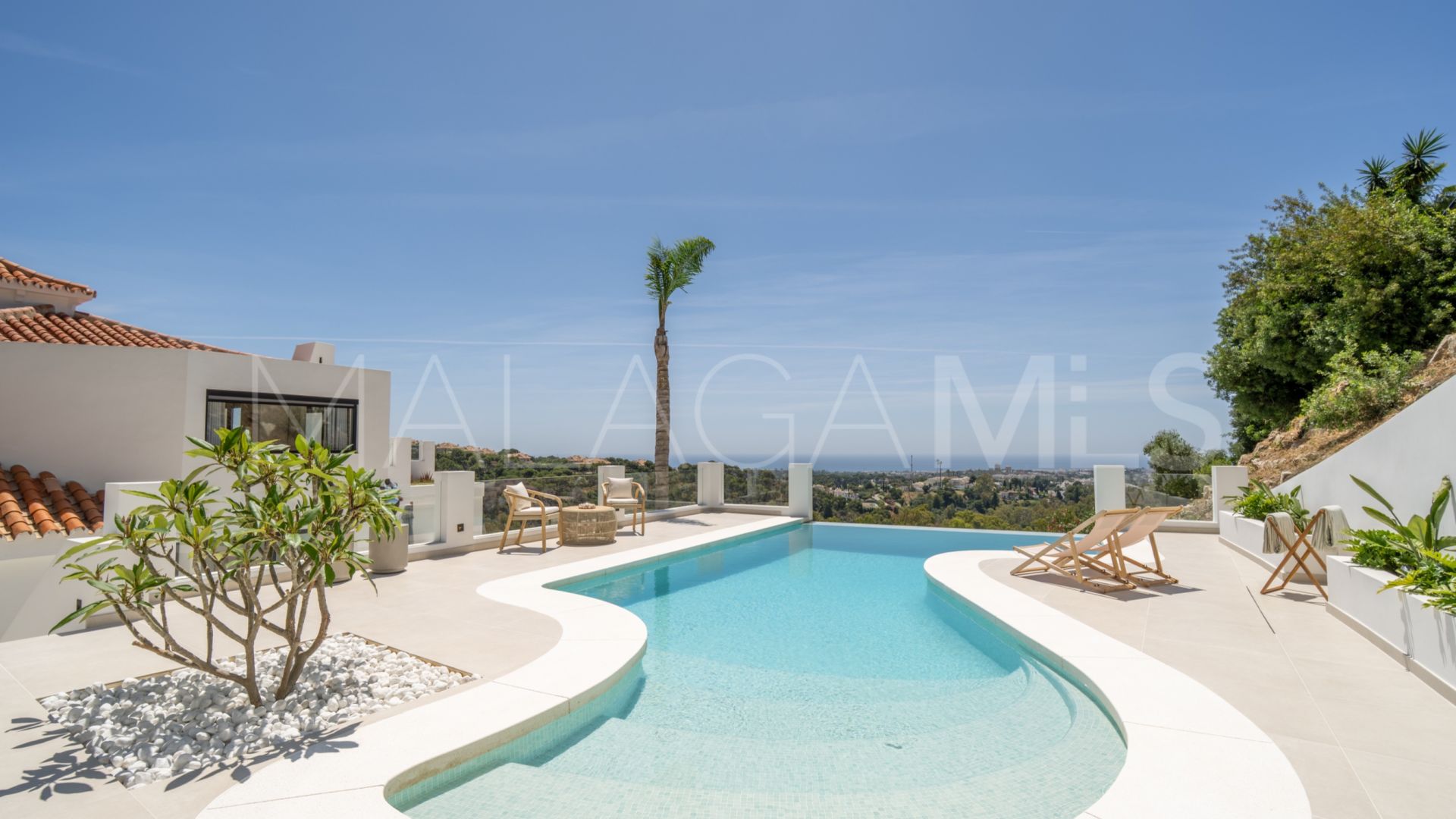 Buy villa in Las Lomas de Nueva Andalucia