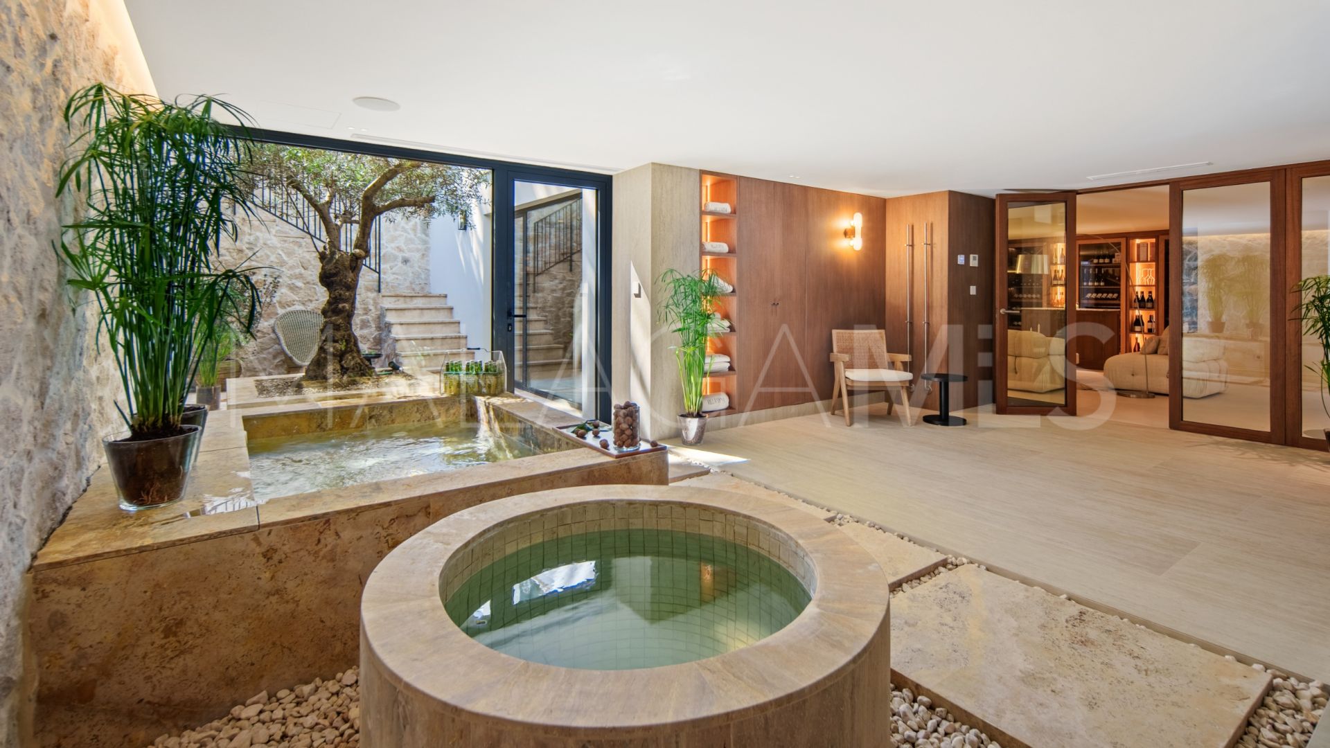 Villa for sale in Nueva Andalucia with 4 bedrooms