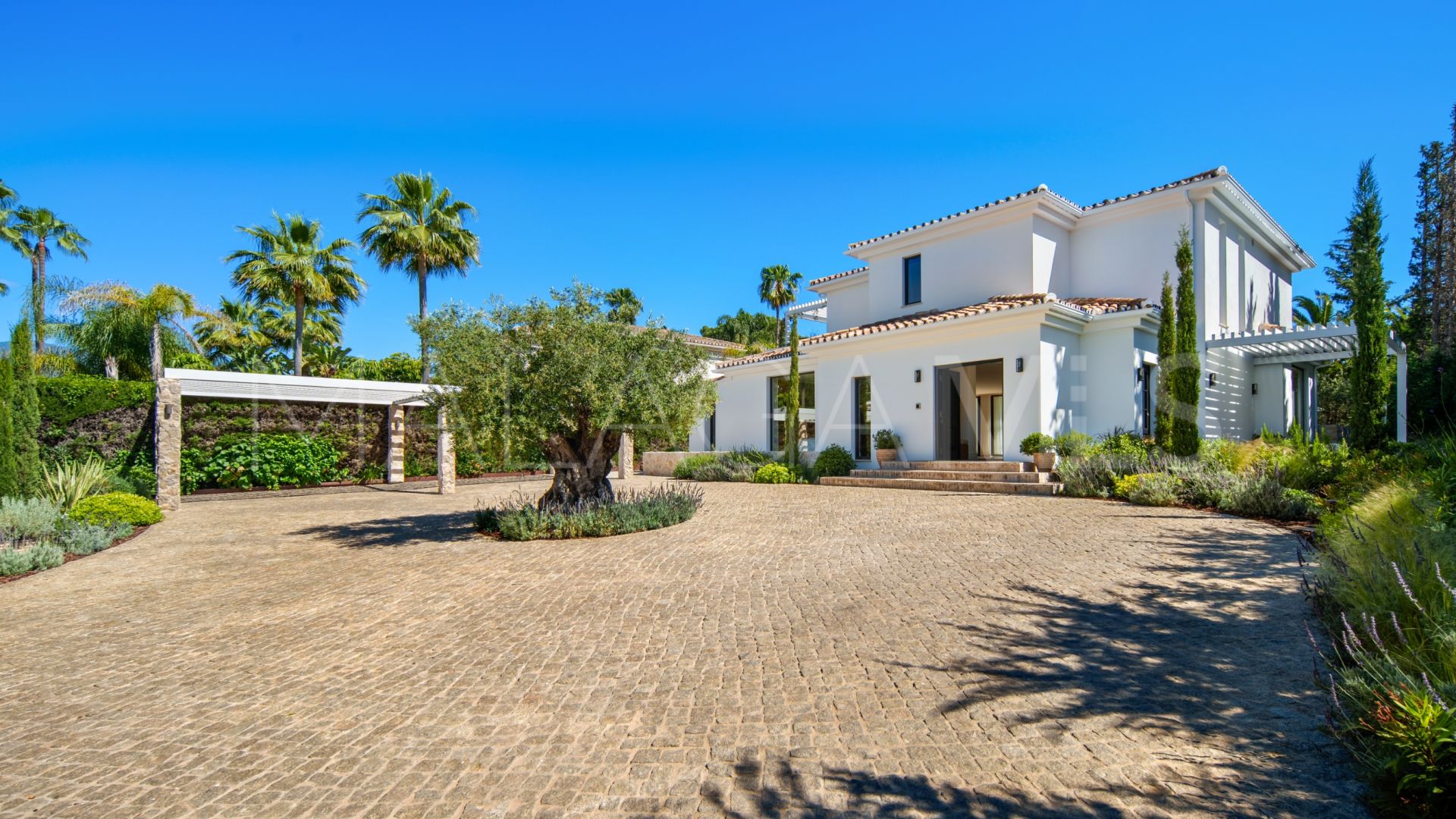 Villa for sale in Nueva Andalucia with 4 bedrooms