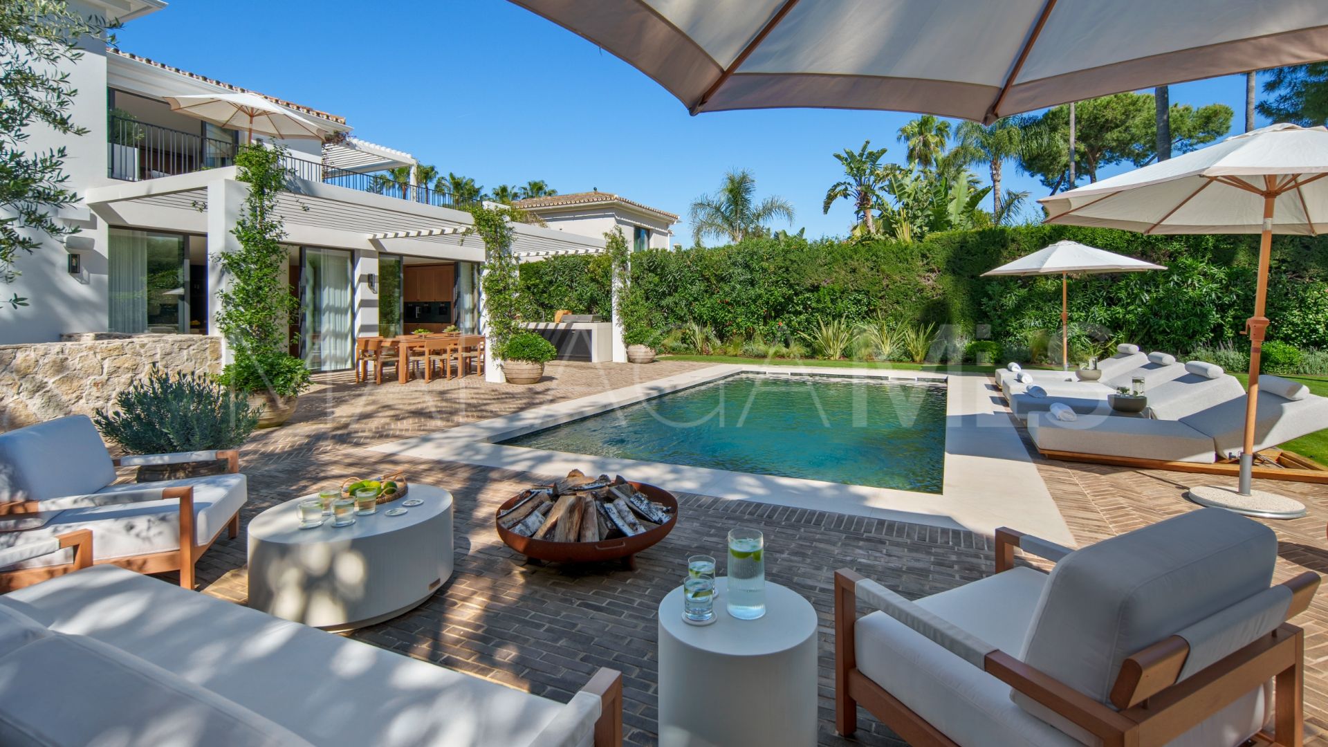 Villa for sale in Nueva Andalucia with 4 bedrooms