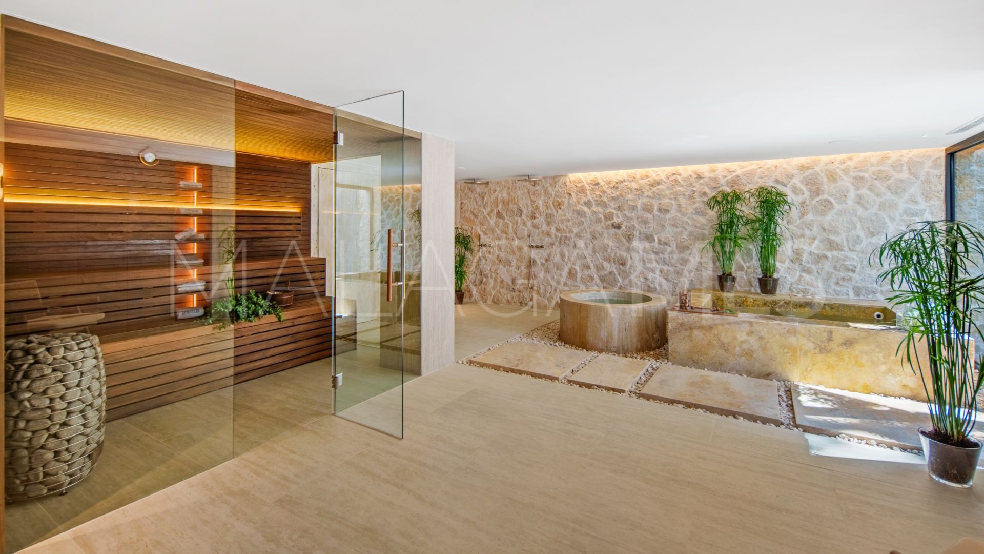 Villa for sale in Nueva Andalucia with 4 bedrooms