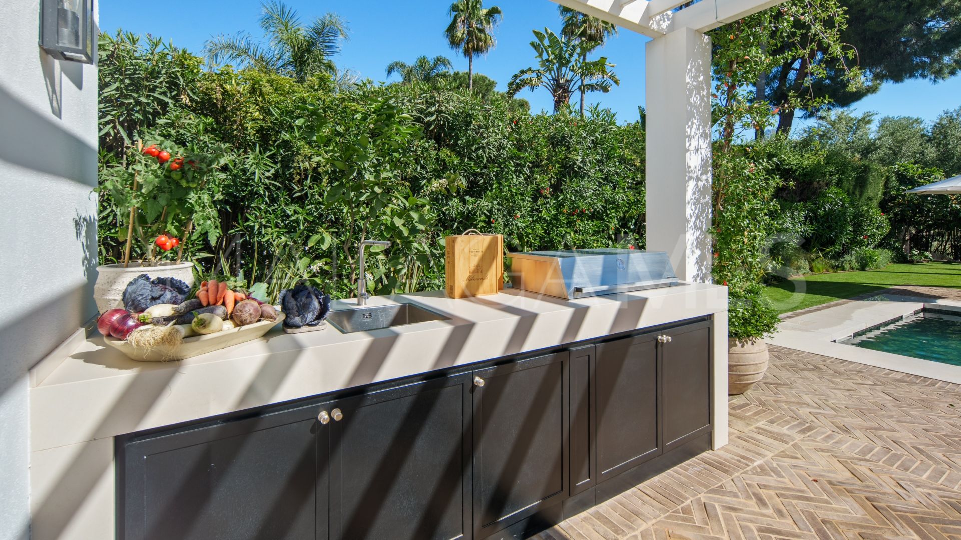 Villa for sale in Nueva Andalucia with 4 bedrooms