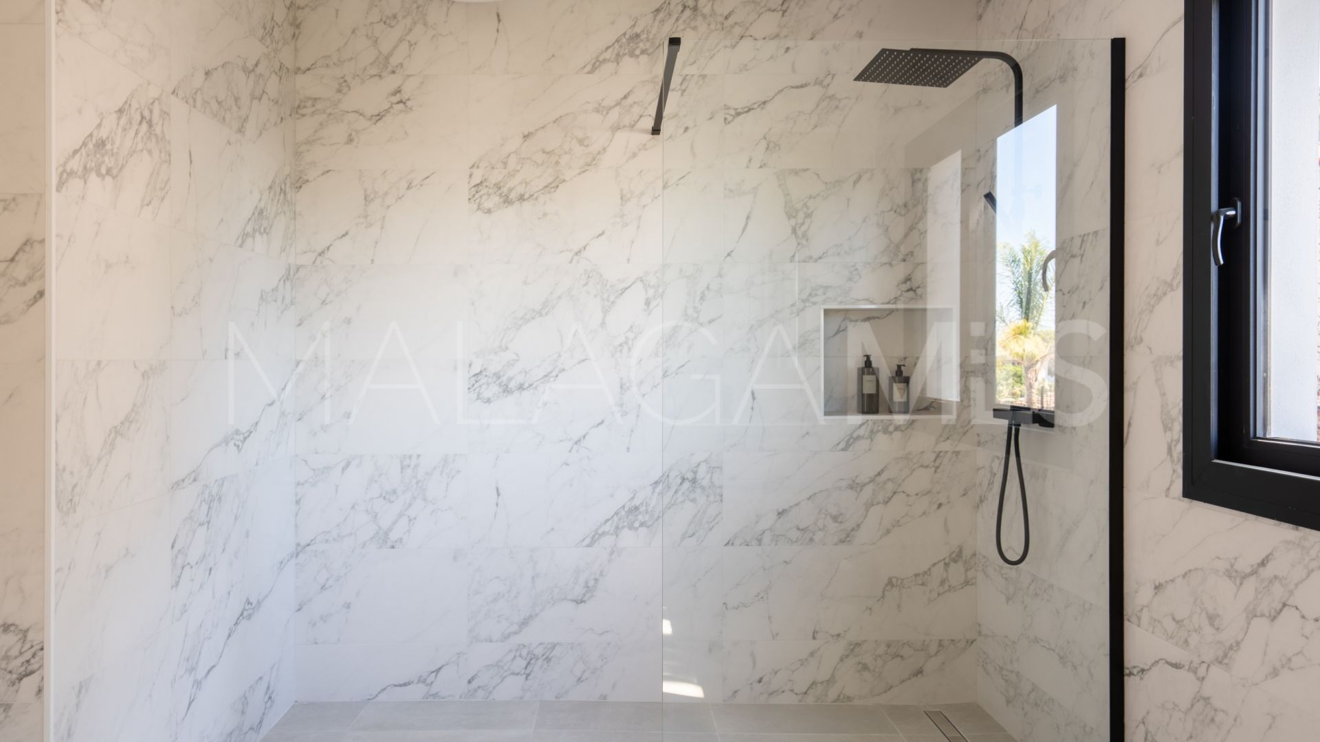 Villa for sale in Nueva Andalucia