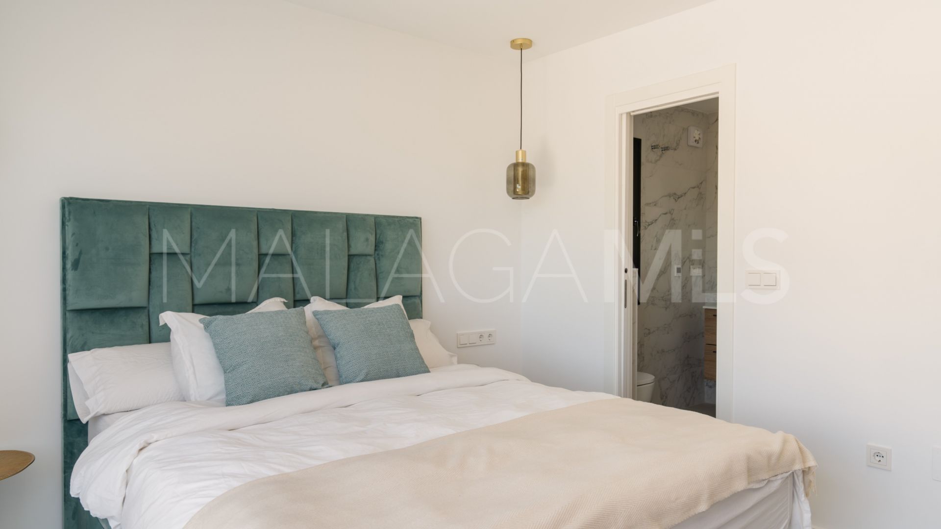 Villa for sale in Nueva Andalucia