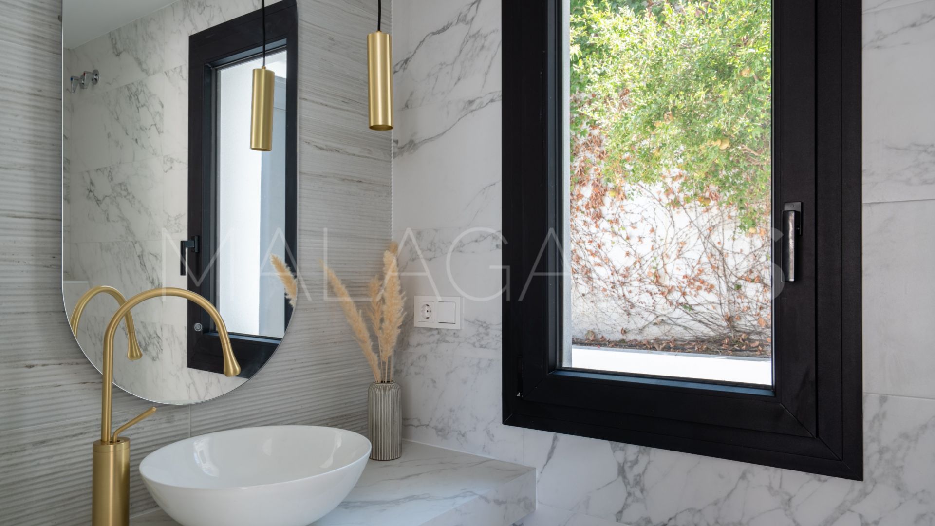 Villa for sale in Nueva Andalucia