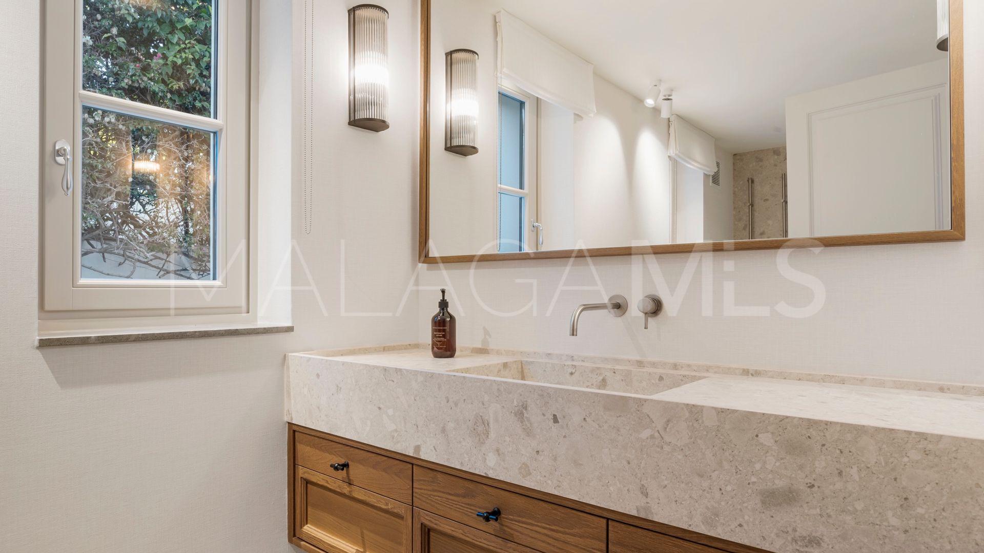 Villa for sale in Nueva Andalucia