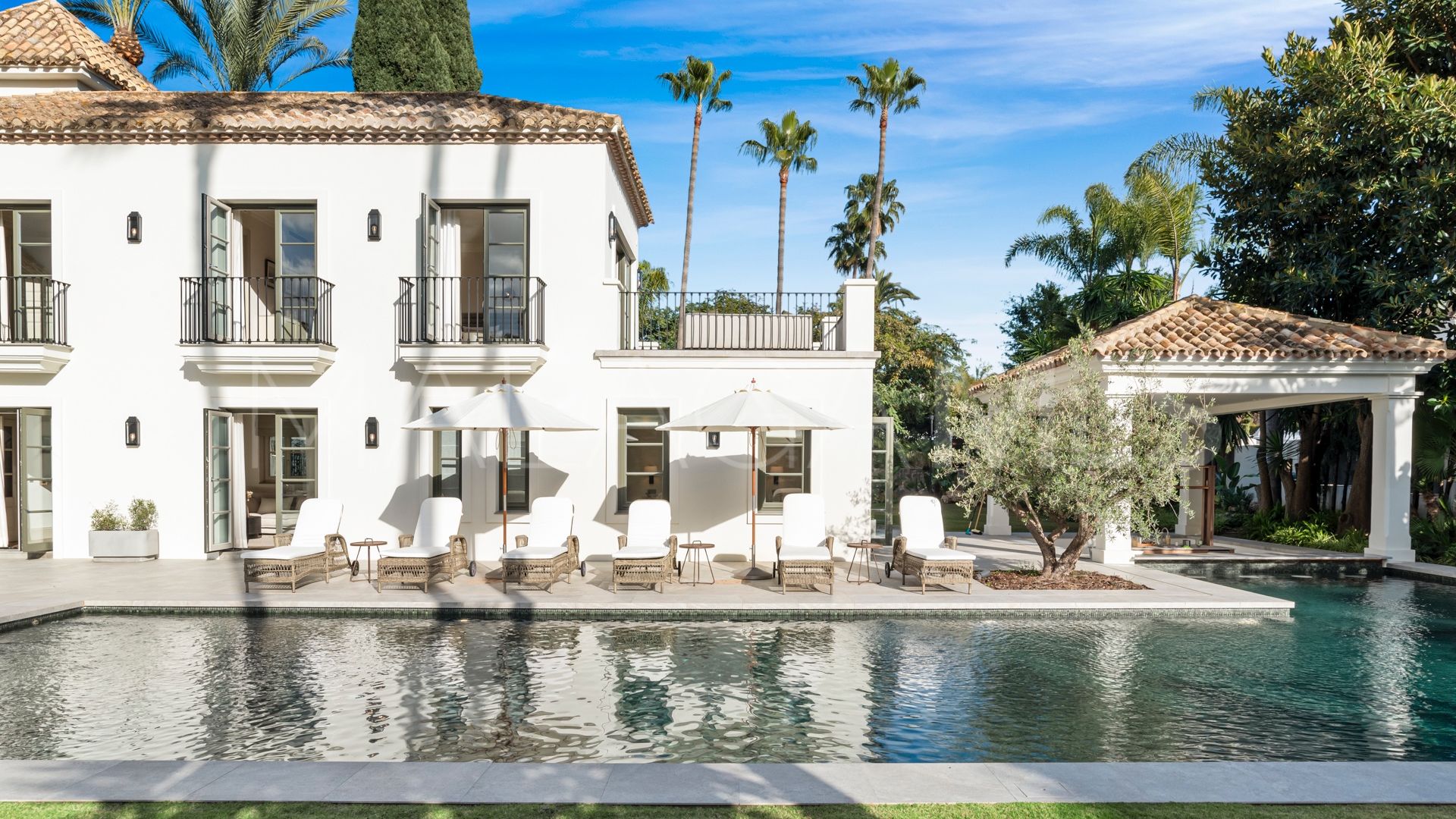 Villa for sale in Nueva Andalucia