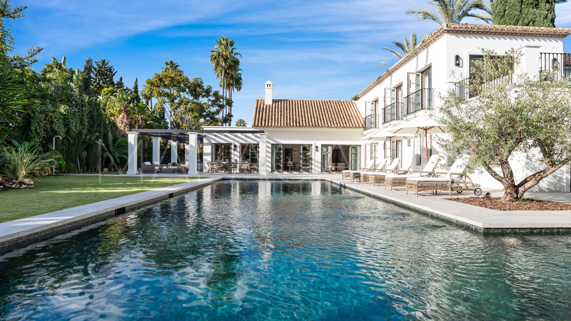Villa for sale in Nueva Andalucia