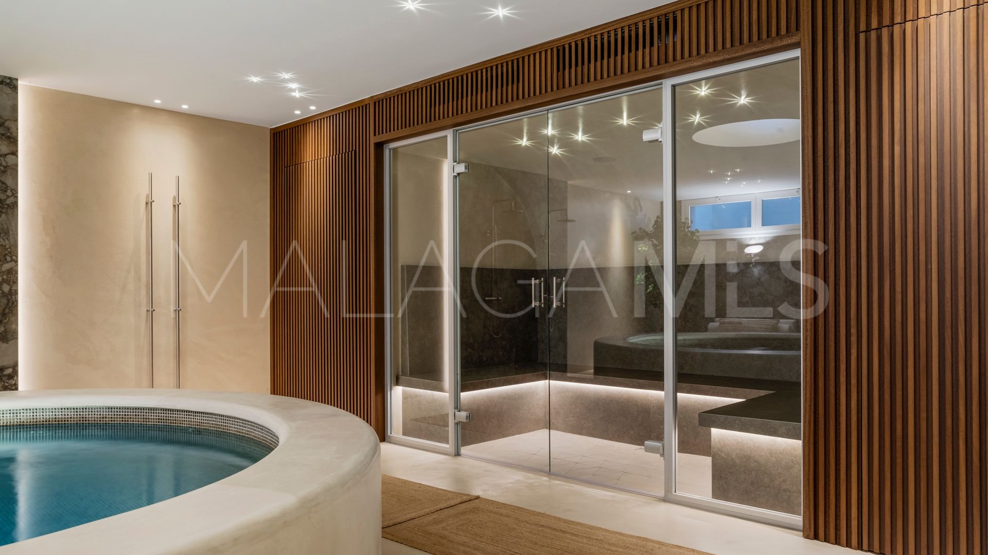 Villa for sale in Nueva Andalucia