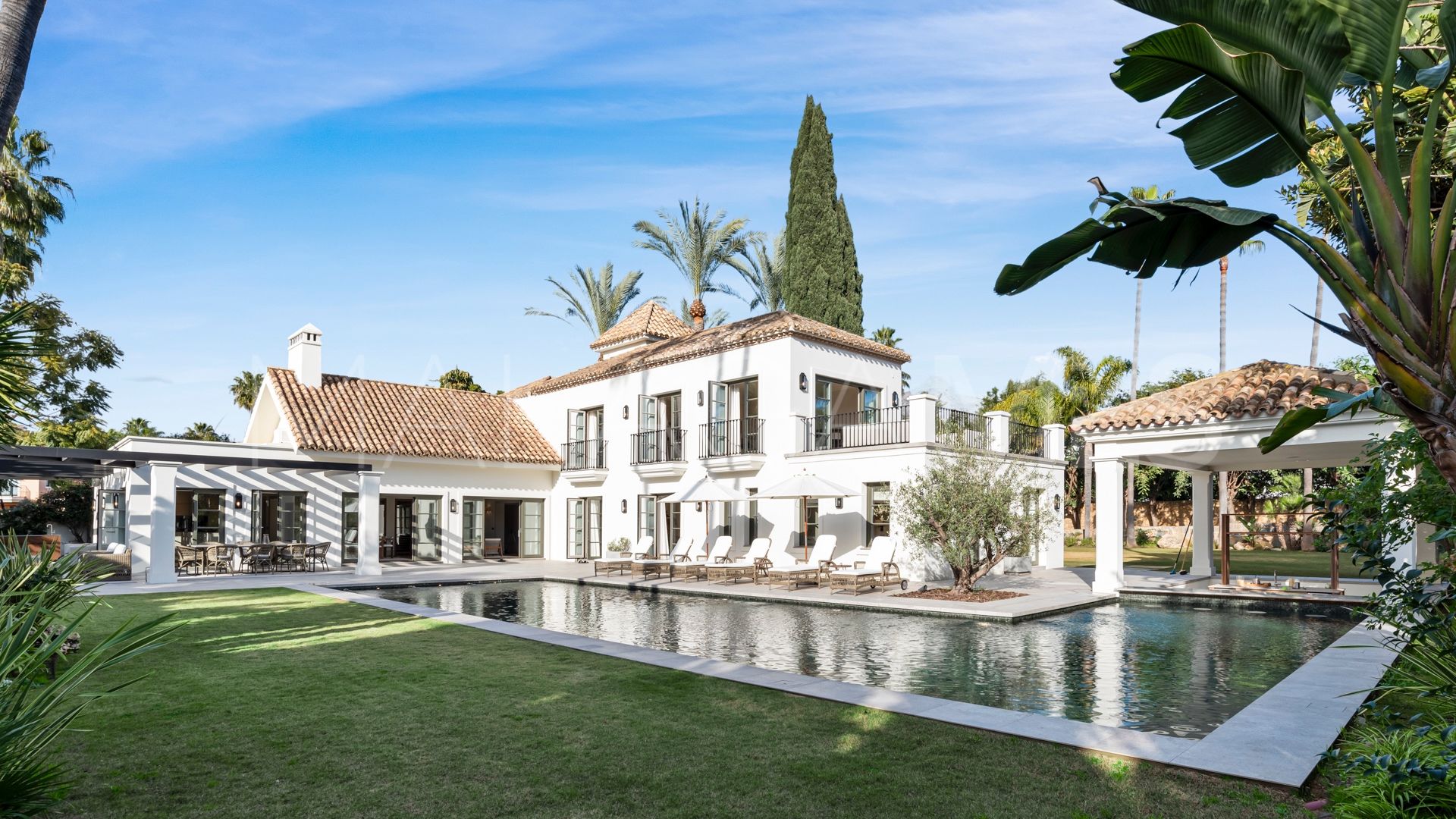 Villa for sale in Nueva Andalucia