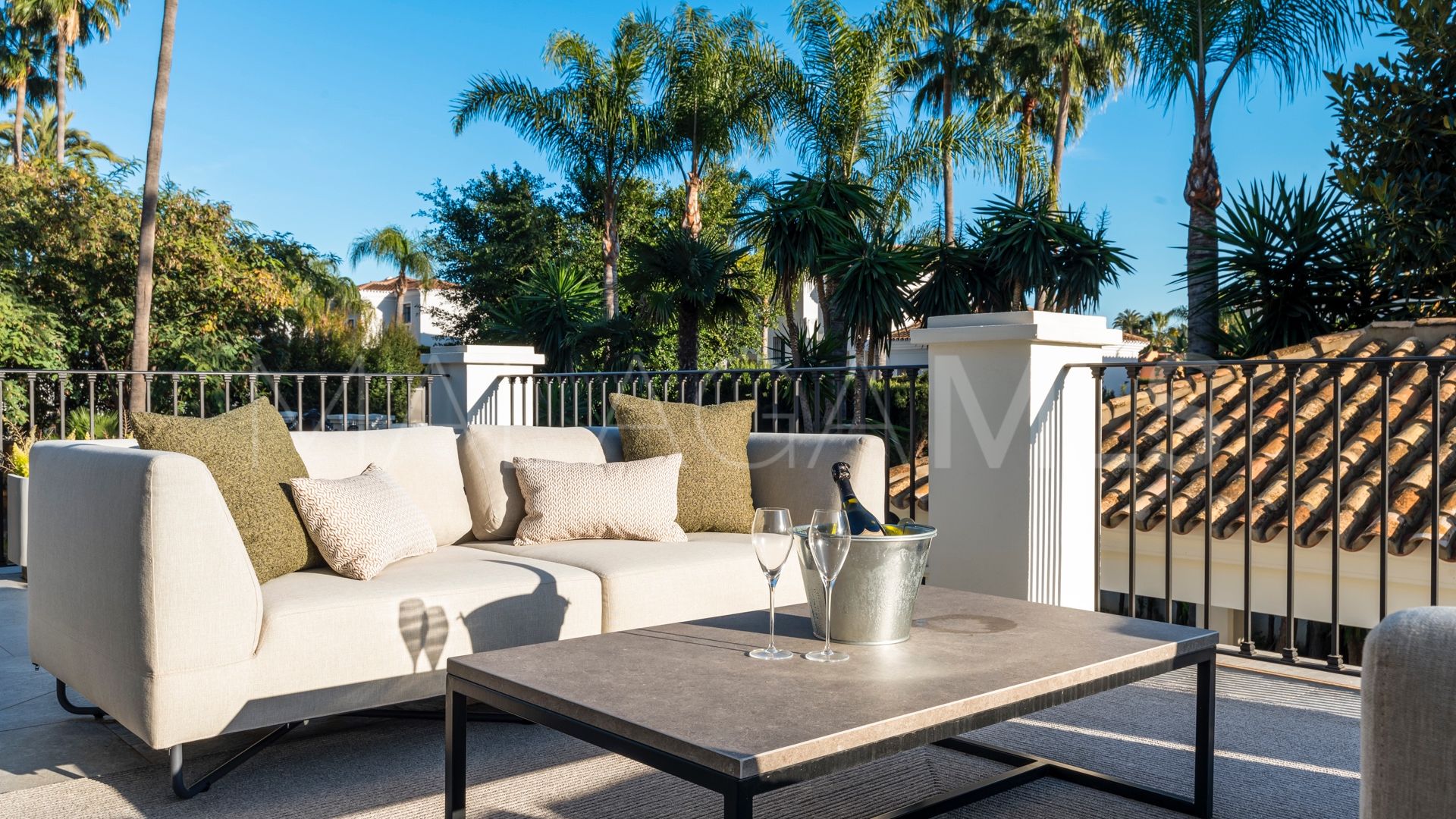 Villa for sale in Nueva Andalucia