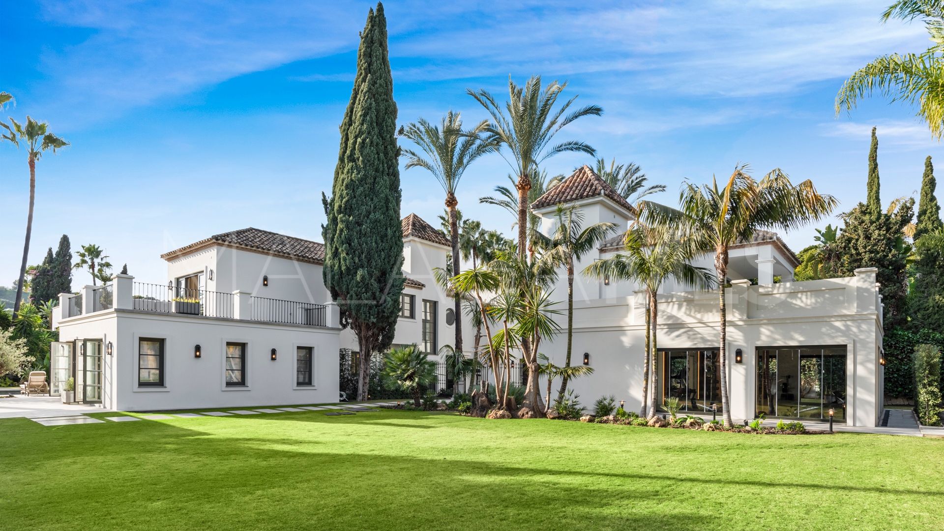 Villa for sale in Nueva Andalucia