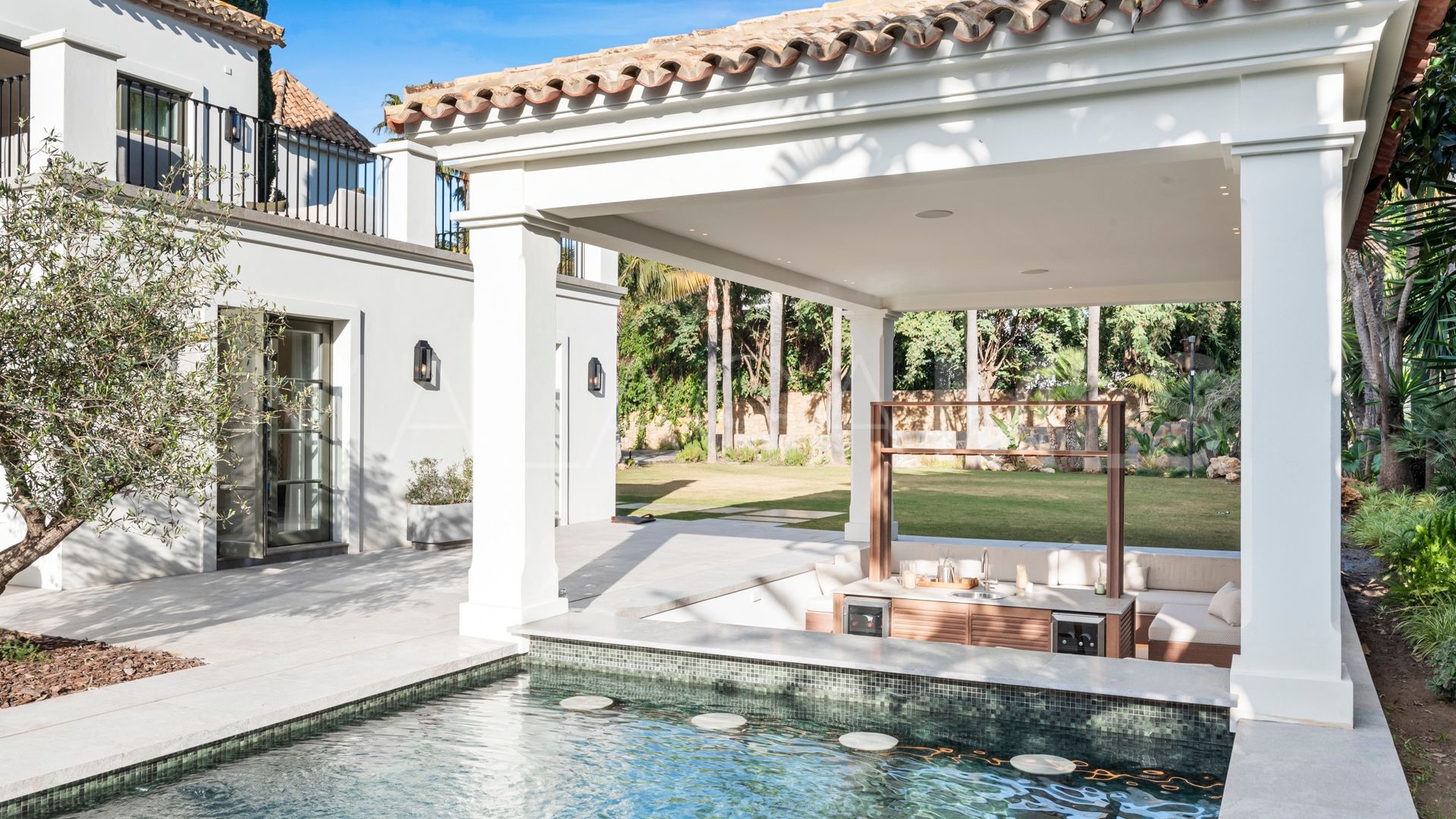 Villa for sale in Nueva Andalucia