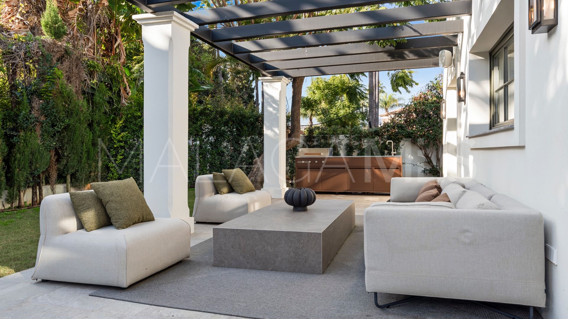Villa for sale in Nueva Andalucia