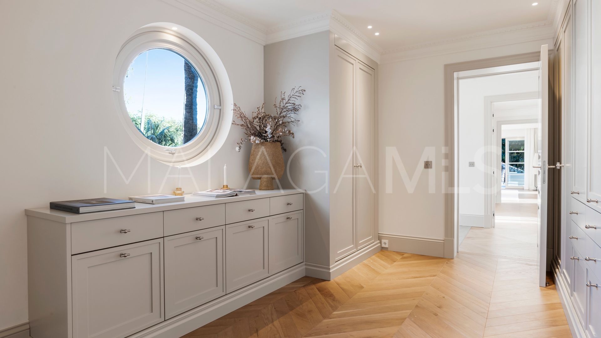 Villa for sale in Nueva Andalucia