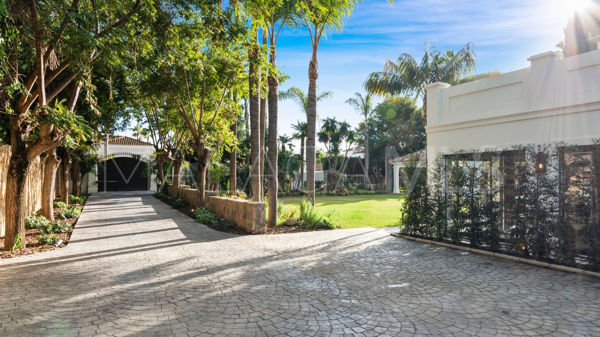 Villa for sale in Nueva Andalucia
