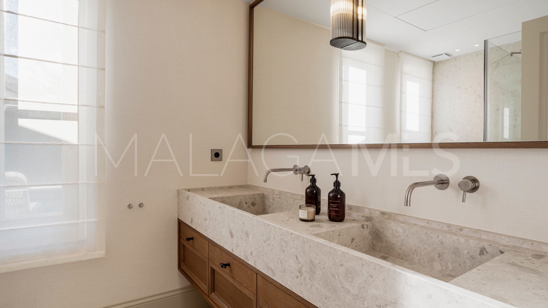 Villa for sale in Nueva Andalucia