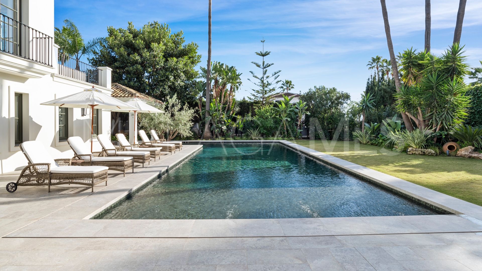 Villa for sale in Nueva Andalucia
