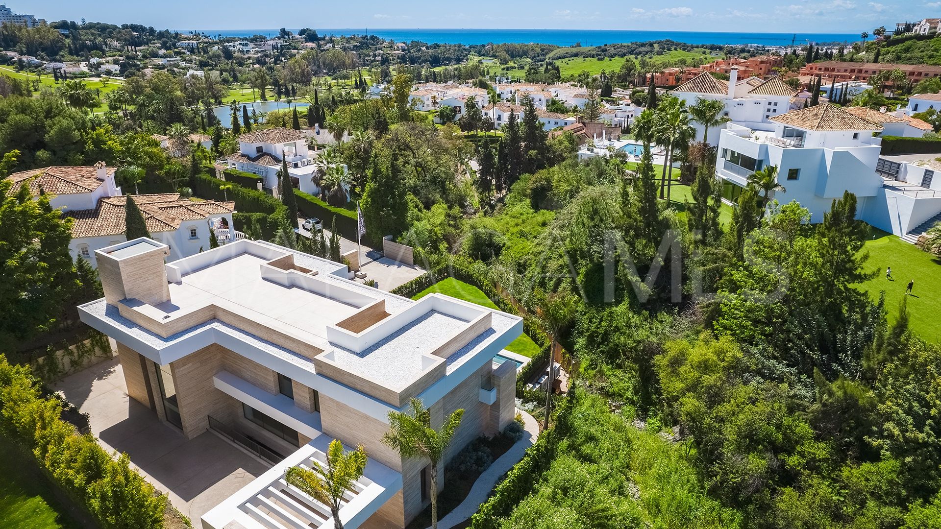 Villa for sale in Altos del Paraiso