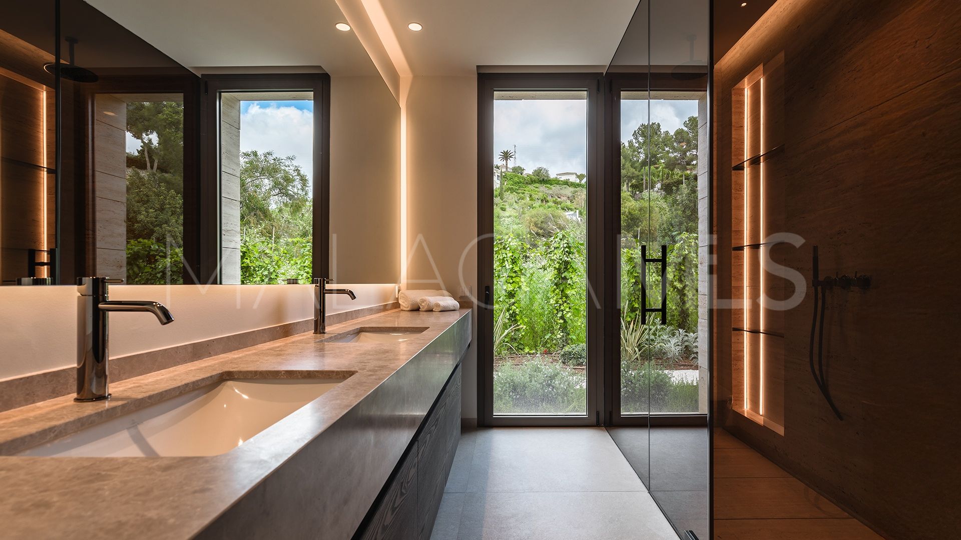 Villa for sale in Altos del Paraiso