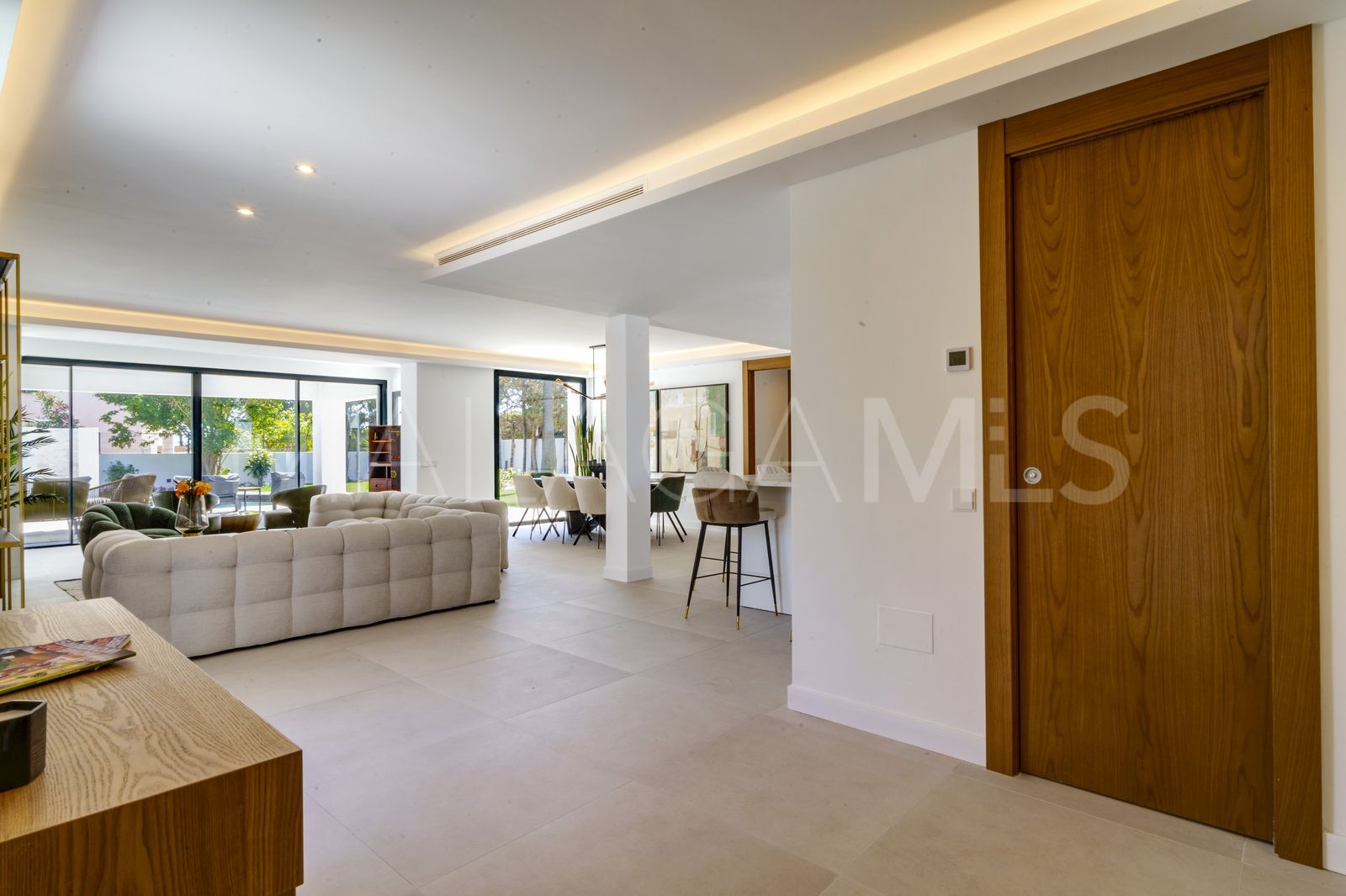 Villa for sale in Elviria