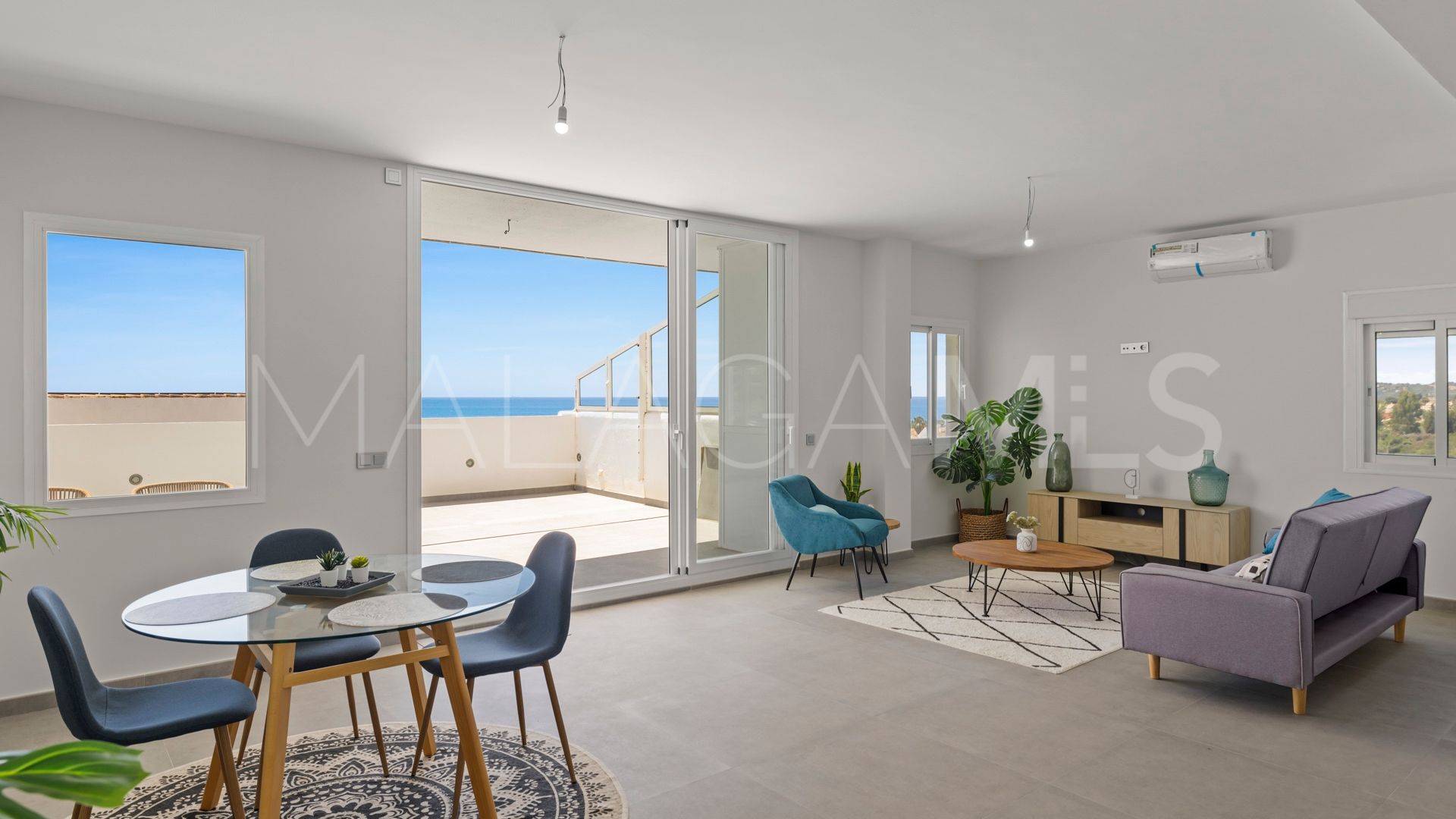 Zweistöckiges penthouse for sale in Bahía de Estepona