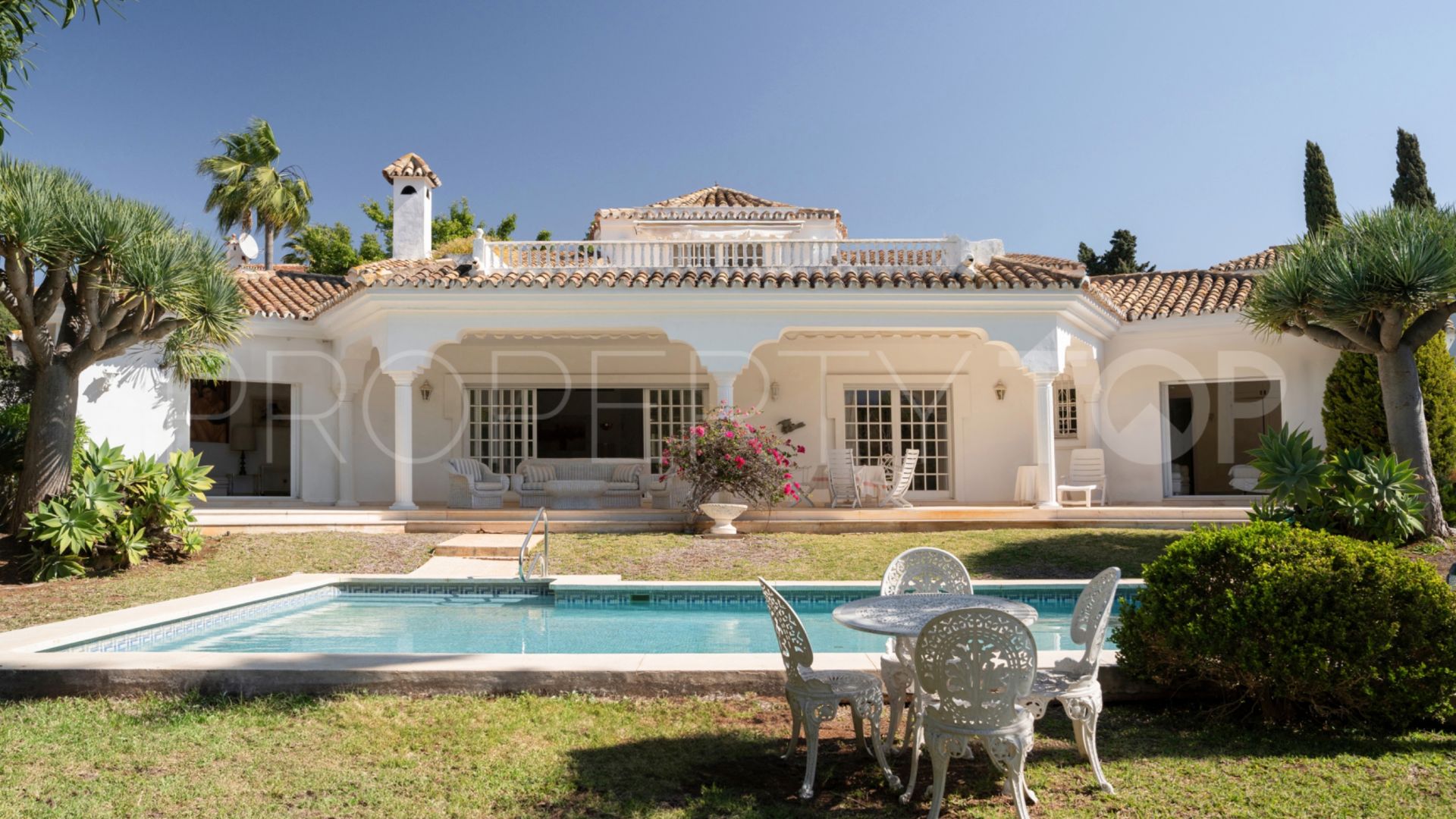 Se vende villa en Azahar de Estepona con 4 dormitorios